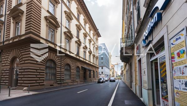 Centro da cidade de Rijeka, rés-do-chão, espaço comercial de 169 m² com duas montras, arrendamento de longa duração