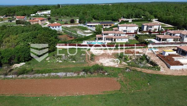 İstirya, Ladici, yüzme havuzlu bir aile villası için inşaat ruhsatlı özel arsa