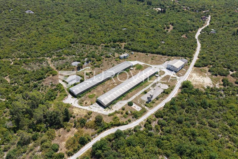 Complexo comercial num terreno de 27.187 m². - 2