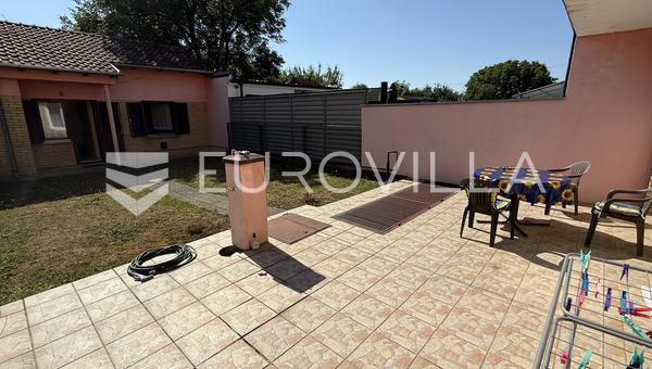 Osijek, insediamento di Bosutsko, casa a due piani in vendita, 290 m²