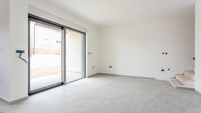 Vodice, een ruim, twee verdiepingen tellend appartement met twee slaapkamers, 112,61 m²
