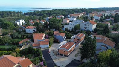 Medulin, Premantura - ville bifamiliari piene di potenziale con vista diretta sul mare.