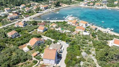 Otok Korčula, Lumbarda, dvoetažni stan površine 127 m², 2 red uz more