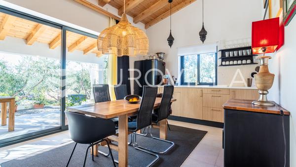 Trogir, Plano, atrakcyjny nowo wybudowany dom parterowy z basenem i gajem oliwnym, 129 m²