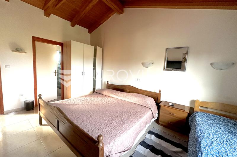 Istra, Brtonigla, šarmantna kamena kuća s investicijskim potencijalom