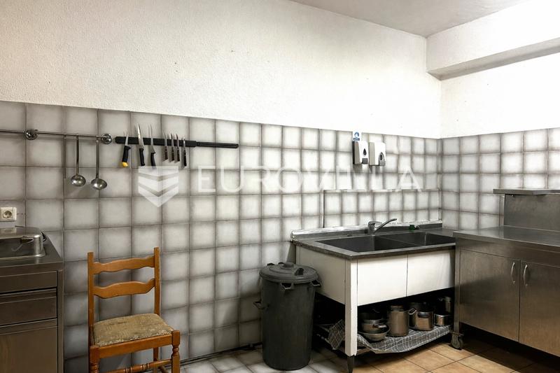 Istra, Brtonigla, šarmantna kamena kuća s investicijskim potencijalom