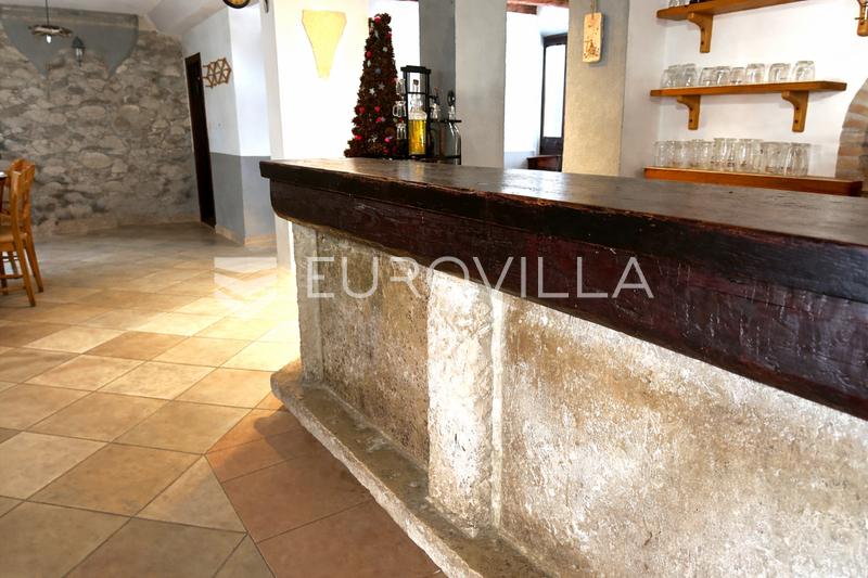 Istra, Brtonigla, šarmantna kamena kuća s investicijskim potencijalom