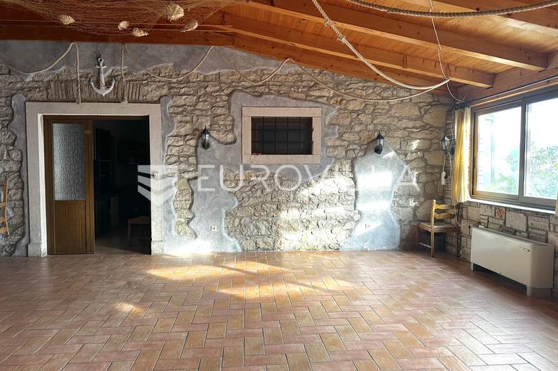 Istra, Brtonigla, šarmantna kamena kuća s investicijskim potencijalom