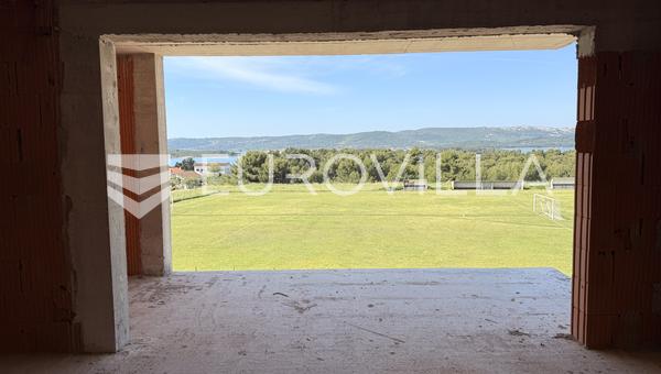 Zadar, Turanj - tříúrovňový luxusní apartmán se střešní terasou, výhledem na moře a čistou plochou 139,89 m²
