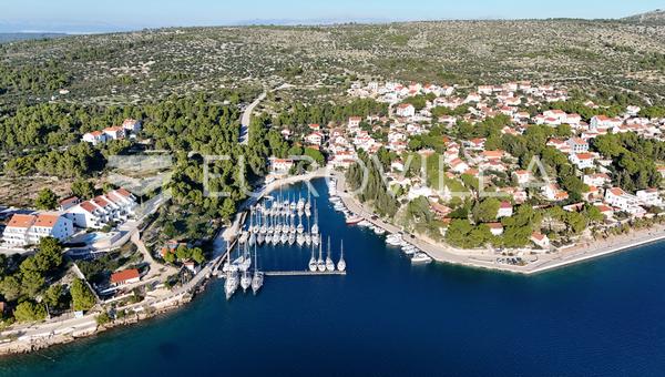 Brač, Milna, investicijsko zemljište blizu mora 4283 m²