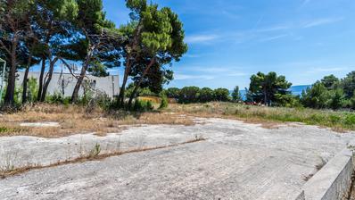 Brac, Bol, tre byggetomter med tillatelser, 1.983 m²