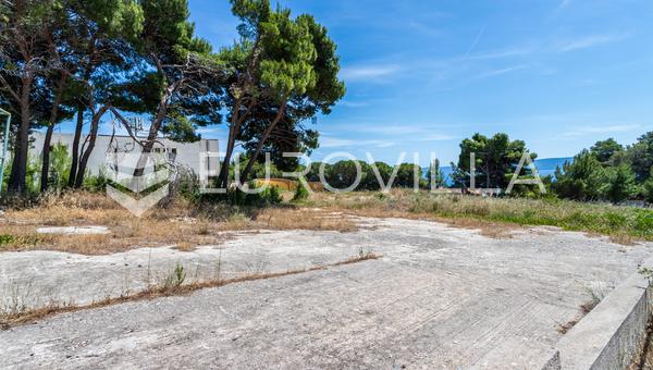 Brač, Bol, tri građevinska zemljišta s dozvolama, 1.983 m²