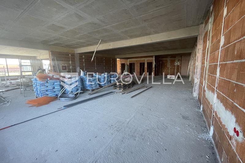 Osijek, Zeleno polje - Yeni Yapı Bir Mülkte Kiralık 200 m² Ticari Alan - 6