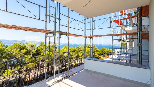 Omiš, dvosoban stan na trećem katu s predivnim pogledom na more