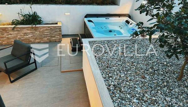 Zadar, Mocire luksuzan dvosoban stan s vrtom i jacuzijem površine 94 m²