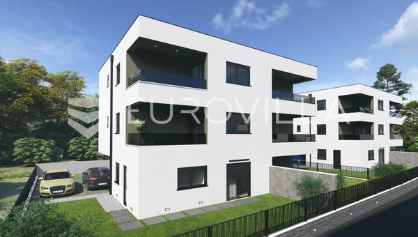 Kastel Stari, appartement de 47,9 m² au rez-de-chaussée avec jardin et place de parking.