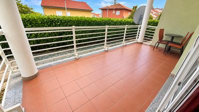 Krk, Cidade de Krk, apartamento de dois quartos, 67 m², com terraço, varanda e jardim privado