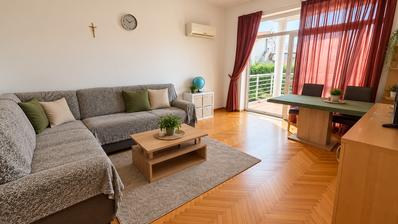 Krk, Città di Krk, appartamento bilocale, 67 m², con terrazzo, balcone e giardino privato