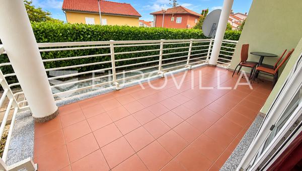 Krk, Ciudad de Krk, apartamento de dos dormitorios, 67 m², con terraza, balcón y jardín privado