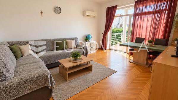 Krk, Miasto Krk, apartament dwupokojowy, 67 m², z tarasem, balkonem i prywatnym ogrodem