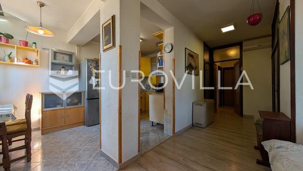 Istria, Rovinj - Tilava 127 m²:n asunto, jossa mahdollisuus luoda kaksi asuinyksikköä