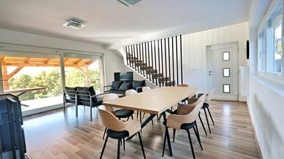Jasenas, casa com terraço e aproximadamente 1.115 m² de terreno.