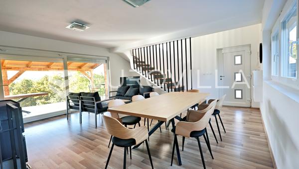 Jasenas, Haus mit Terrasse und ca. 1.115 m² Grundstück.