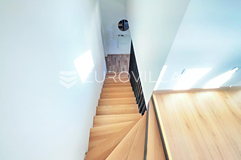 Jasenas, Haus mit Terrasse und ca. 1.115 m² Grundstück. - 15