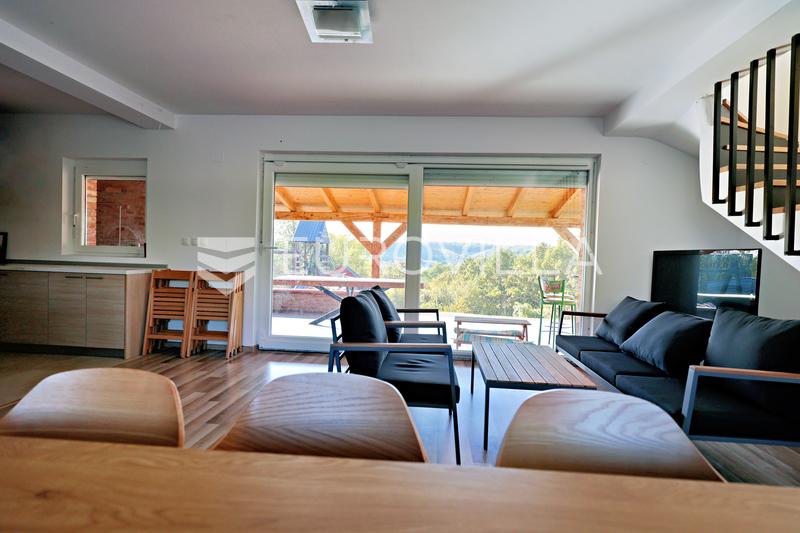 Jasenas, Haus mit Terrasse und ca. 1.115 m² Grundstück. - 3