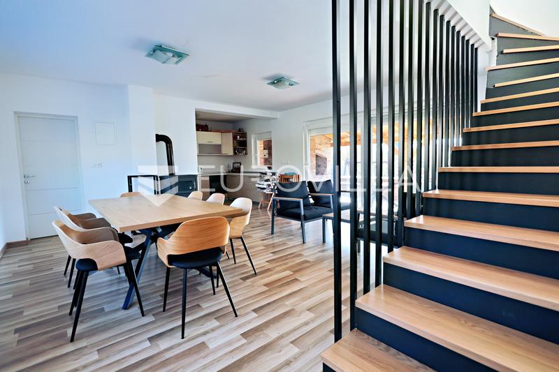 Jasenas, Haus mit Terrasse und ca. 1.115 m² Grundstück. - 4