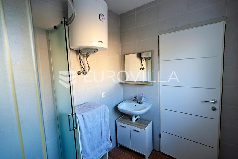Jasenas, Haus mit Terrasse und ca. 1.115 m² Grundstück. - 16