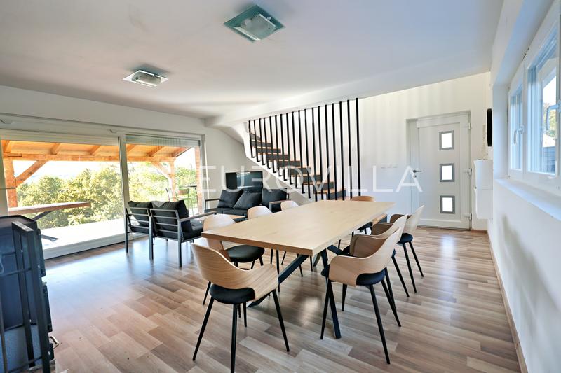 Jasenas, Haus mit Terrasse und ca. 1.115 m² Grundstück. - 1