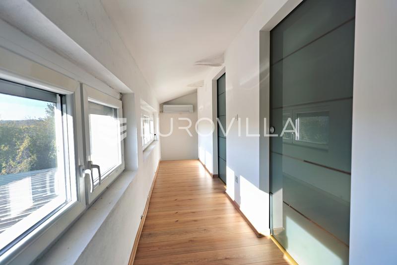 Jasenas, Haus mit Terrasse und ca. 1.115 m² Grundstück. - 14