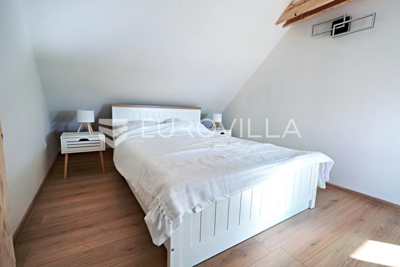 Jasenas, Haus mit Terrasse und ca. 1.115 m² Grundstück. - 10