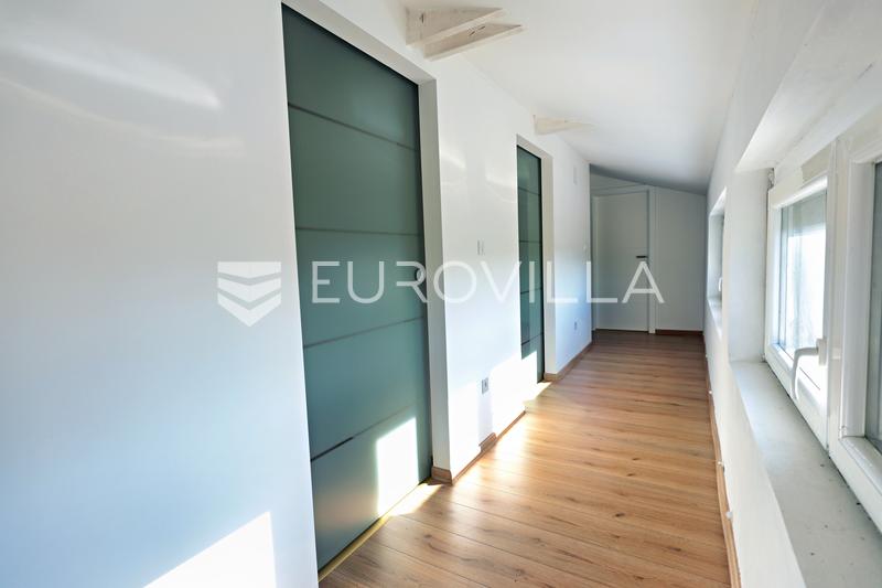 Jasenas, Haus mit Terrasse und ca. 1.115 m² Grundstück. - 8