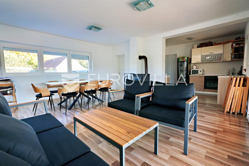 Jasenas, Haus mit Terrasse und ca. 1.115 m² Grundstück. - 2
