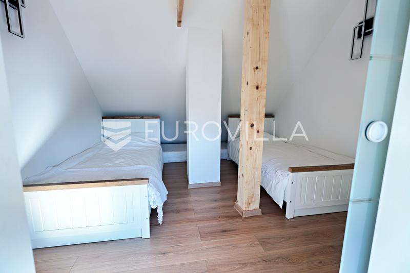 Jasenas, Haus mit Terrasse und ca. 1.115 m² Grundstück. - 12