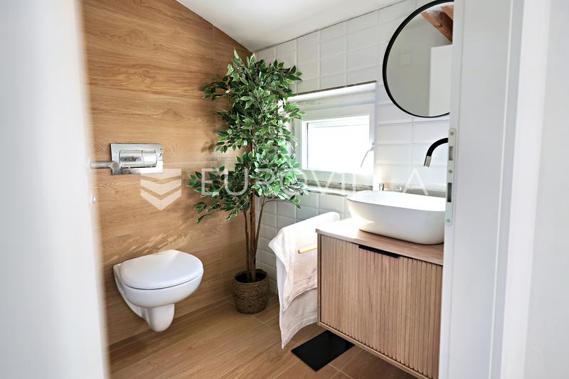 Jasenas, Haus mit Terrasse und ca. 1.115 m² Grundstück. - 6