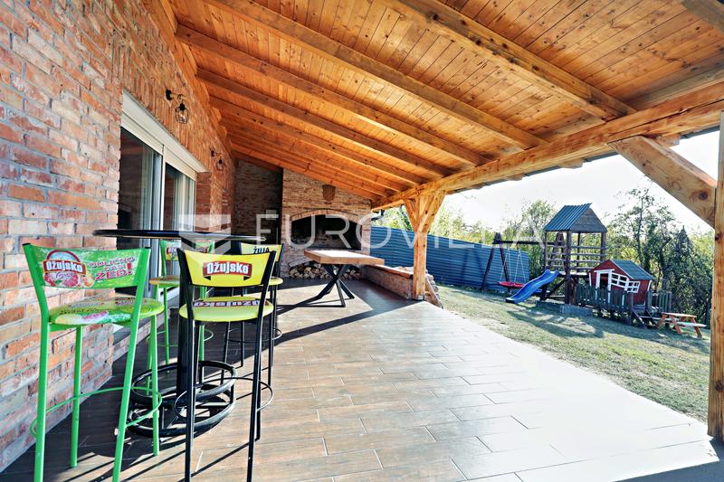 Jasenas, Haus mit Terrasse und ca. 1.115 m² Grundstück. - 20