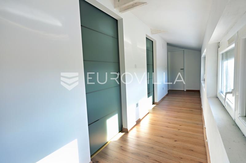 Jasenas, Haus mit Terrasse und ca. 1.115 m² Grundstück. - 9