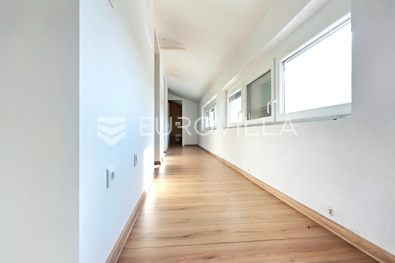 Jasenas, Haus mit Terrasse und ca. 1.115 m² Grundstück. - 5