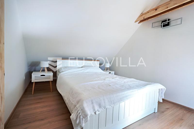 Jasenas, Haus mit Terrasse und ca. 1.115 m² Grundstück. - 11
