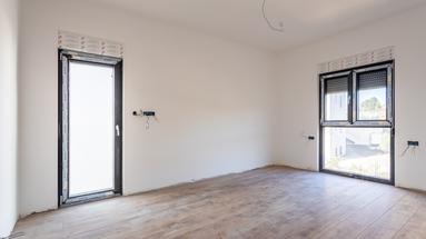 Rogoznica, Zecevo Rogoznicko, excelente apartamento de três quartos com piscina.