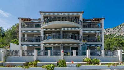 Hvar, Milna, apartmanska kuća s bazenom ukupne površine 1044 m²