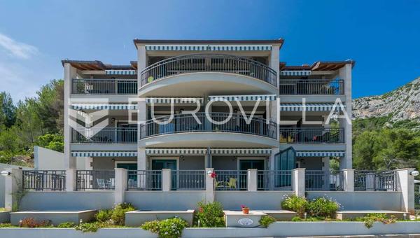 Hvar, Milna, apartmanska kuća s bazenom ukupne površine 1044 m²