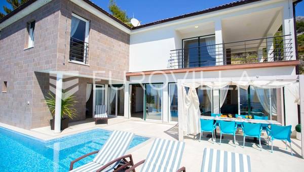 Split, Podstrana'da yüzme havuzlu ve deniz manzaralı iki villa
