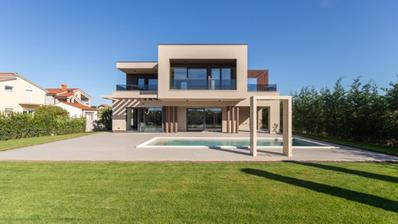 Fažana, moderna vila 275 m² na velikoj besprijekornoj okućnici s grijanim bazenom