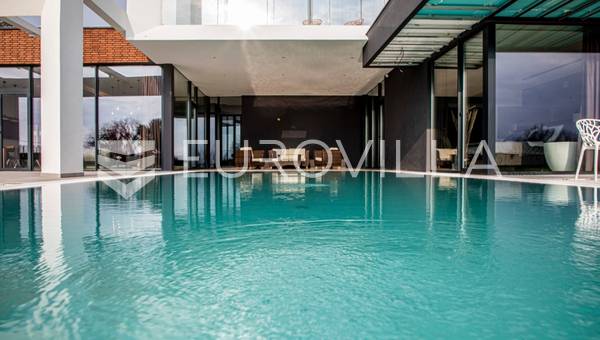 Istrien, nær Pula, nybygget villa i topklasse med pool kun 460 m fra havet.