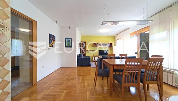 Osijek, Gornji Grad, garajlı otopark alanı bulunan eşyalı üç yatak odalı daire kiralık