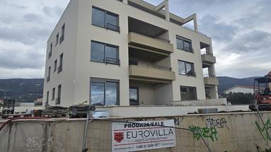 Luksuzno stanovanje v Kaštel Starem, 77 m², z veliko teraso in vrtom
